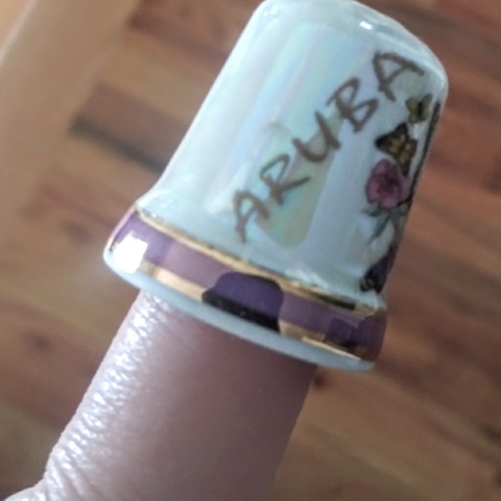 Vintage ARUBA pearl porcelain souvenier thimble